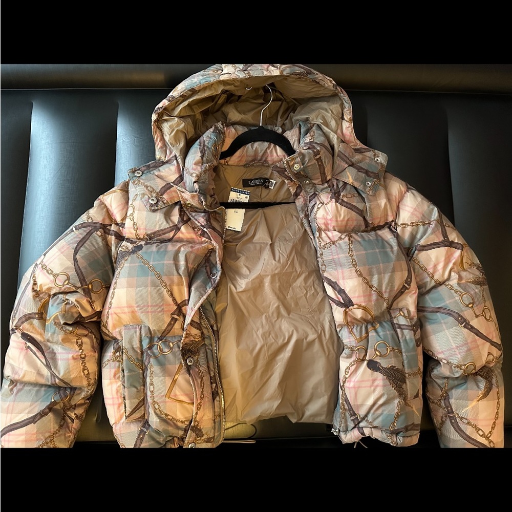 LAUREN RALPH LAUREN WOMEN HORSEBIT LIGHTWEIGHT GOOSE. SITS AT WAIST SIZE LARGE